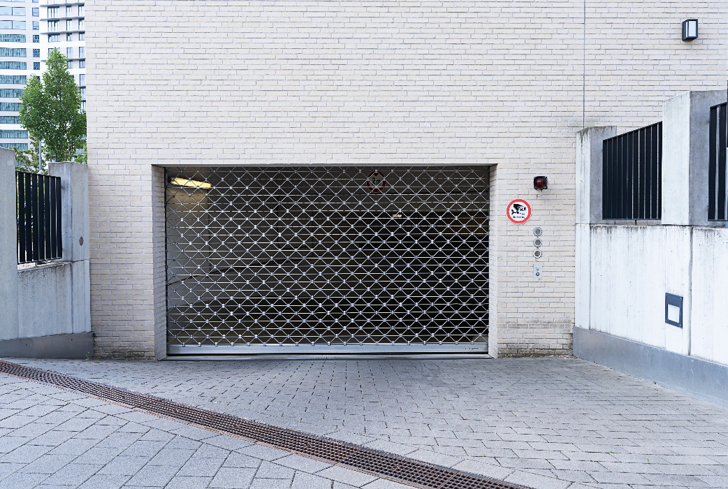 Ein und Ausfahrt zur Tiefgarage Wohnhaus