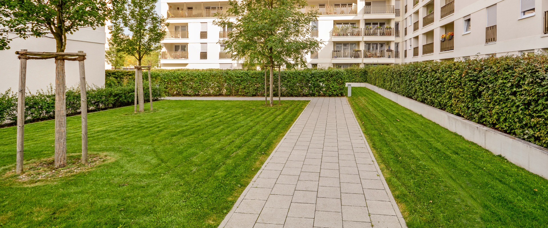 Neubau Immobilien, moderne Wohnanlage mit neuen Wohnhaus in der Stadt