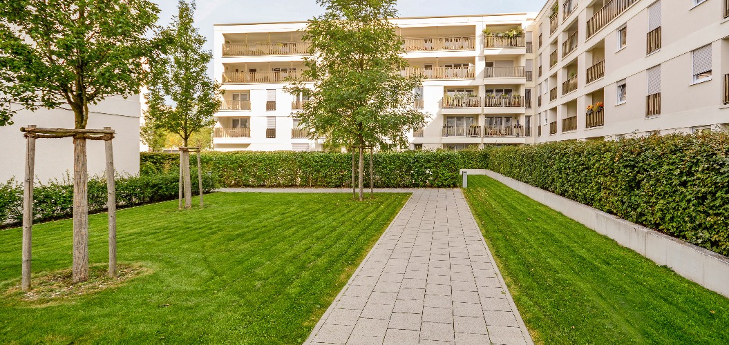 Neubau Immobilien, moderne Wohnanlage mit neuen Wohnhaus in der Stadt
