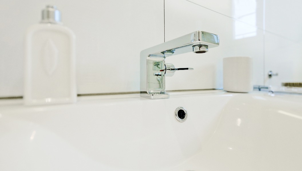 Waschbecken mit Designerarmatur